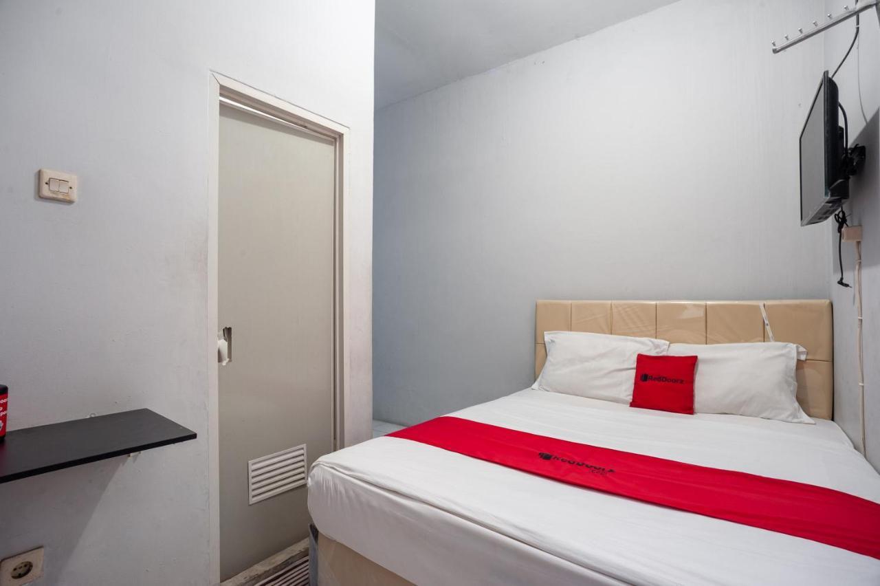 Hotel Reddoorz Near Margonda Raya Depok Exterior foto