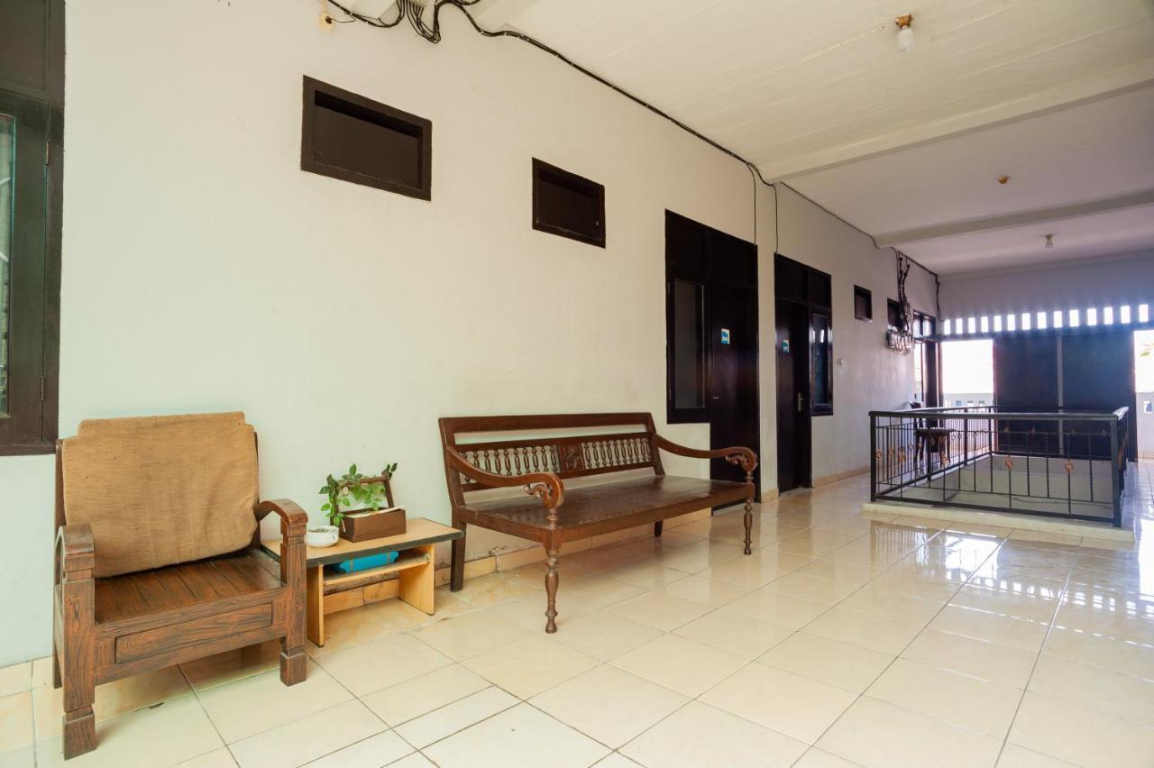 Hotel Reddoorz Near Margonda Raya Depok Exterior foto