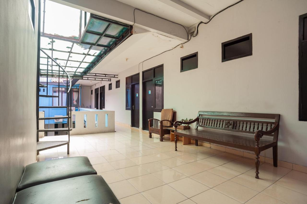 Hotel Reddoorz Near Margonda Raya Depok Exterior foto